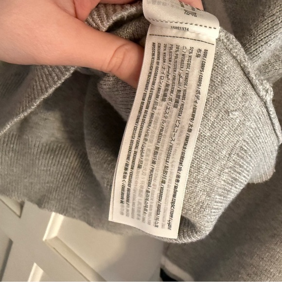 Abercrombie & Fitch Gray V-Neck Sweater with Eagles Design - Picture 7 of 7